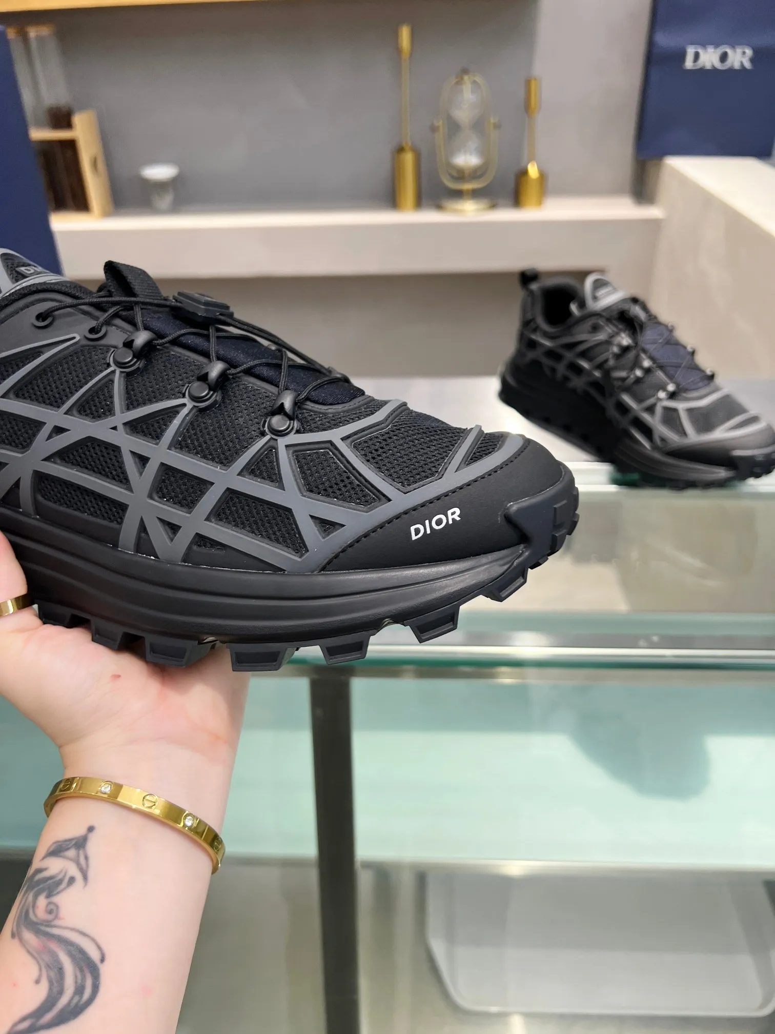 👟👟Ex-factory price 640👟👟 Dior 2023 new style 🆕Low-top B31 Runner sneakers Material: Carefully made of imported mesh fabric, with curved rattan plaid injection molded rubber to enhance the style, a new interpretation of classic patterns, highlighting a futuristic style. Di~r logos adorn the tongue and front, perforations accentuate the hiking style, and a CD Diamond drawstring adds technical appeal. The textured, notched platform is crafted from rubber for optimal traction, and a reinforced heel adds to the comfort. Can be paired with sportswear and casual outfits to create a sophisticated look. Size: Male 39-45 (female size will be released later)